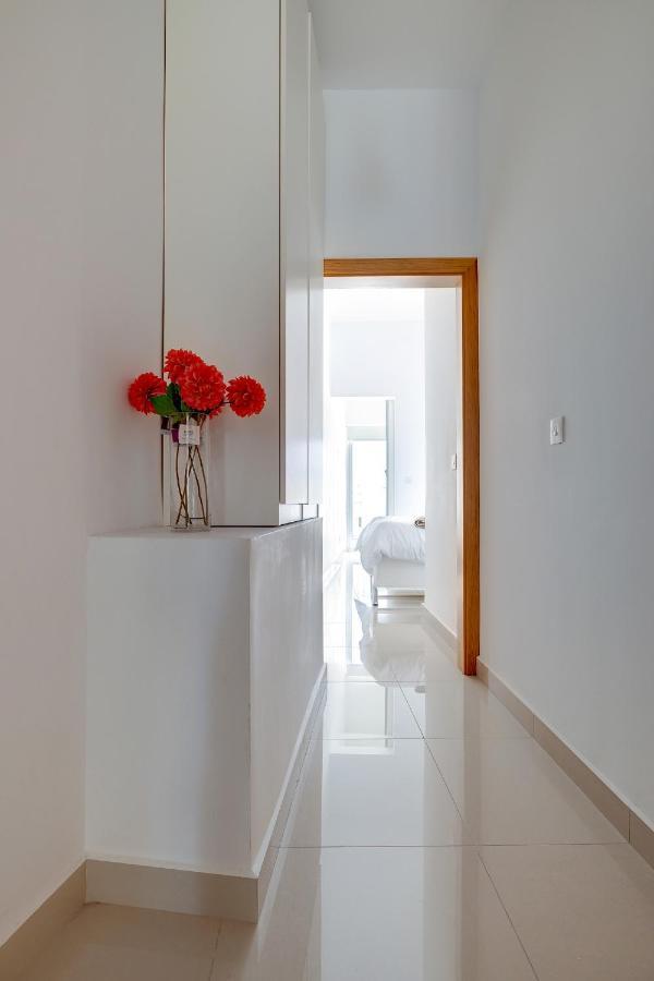 Prime Location Apartment With Side Seaviews Sliema Ngoại thất bức ảnh
