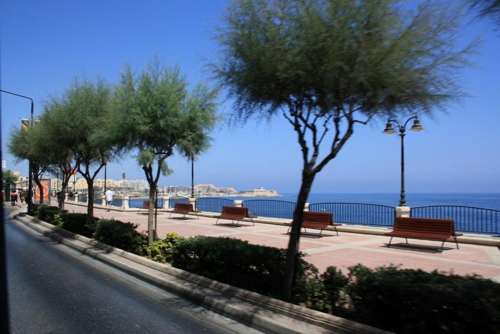 Prime Location Apartment With Side Seaviews Sliema Ngoại thất bức ảnh